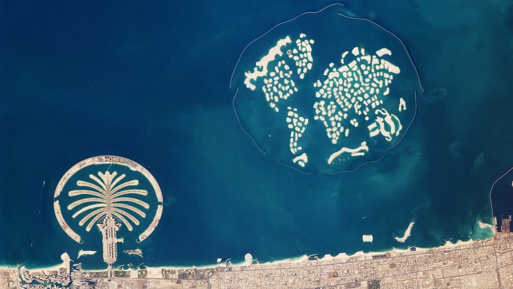 Raffaele Imperiale is betrokken bij de ontwikkeling van villa's op het palmboomvormige eiland Palm Jumeirah (links) en de aankoop van een eiland van project The World (rechts).