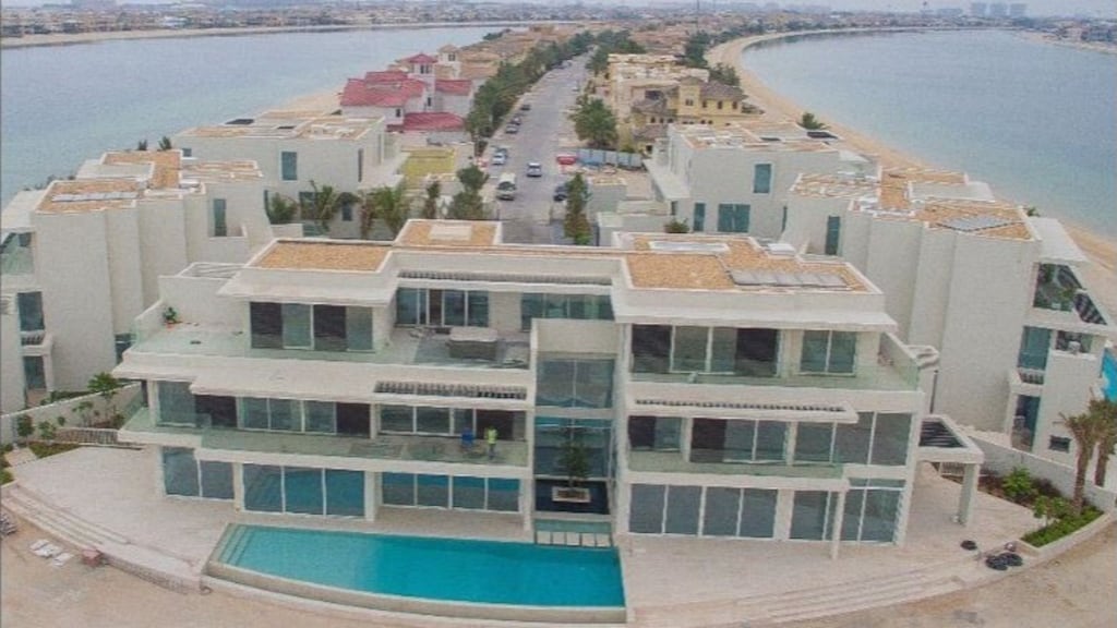 De M State-villa's staan op het puntje van een van de palmbladeren van eiland Palm Jumeirah.