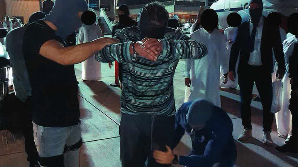 Ridouan Taghi wordt in Dubai overgedragen aan de Nederlandse politie.