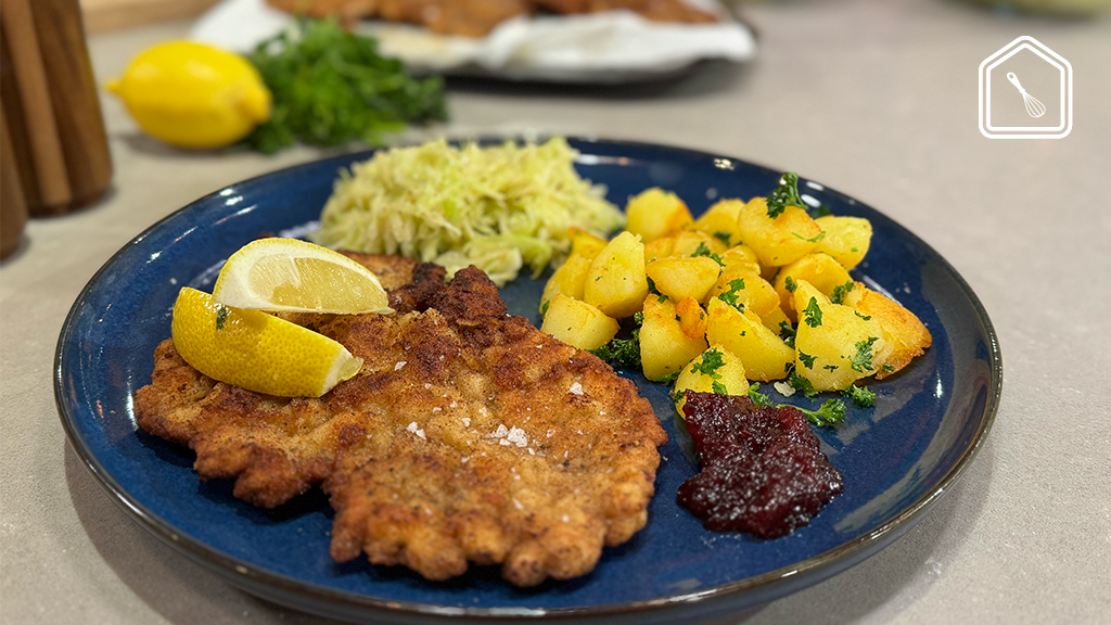 Klassieke Wienerschnitzel met koolsalade en gebakken aardappels