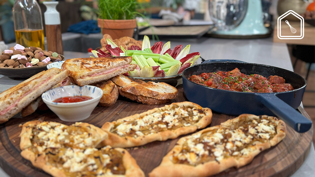 Sinterklaas borrelplank met Spaanse gehaktballen, Turkse pides en pantosti’s