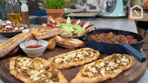 Sinterklaas borrelplank met Spaanse gehaktballen, Turkse pides en pantosti’s