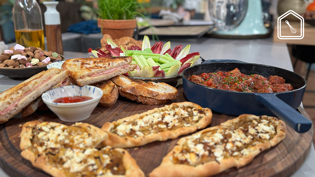 Sinterklaas borrelplank met Spaanse gehaktballen, Turkse pides en pantosti’s