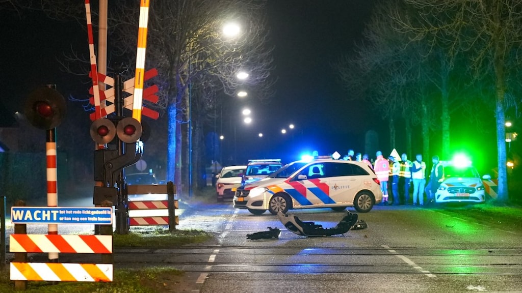 Auto botst op trein na achtervolging door politie in Berghem: 2 doden