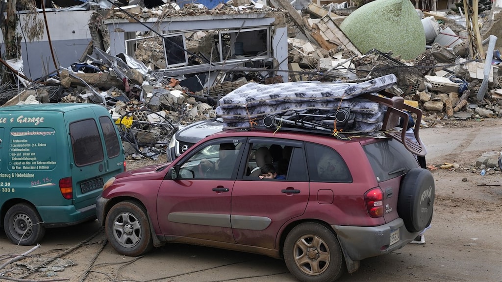 Libanezen keren terug naar hun dorp nadat het staakt-het-vuren werd aangekondigd.