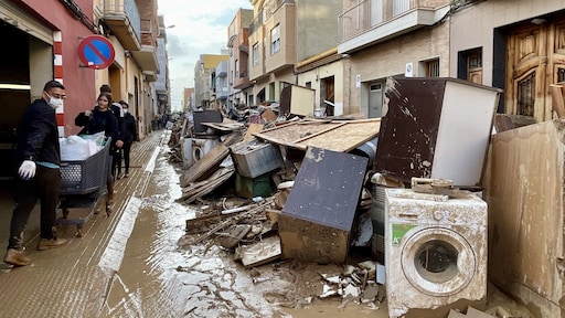 Een maand na de ramp in Valencia: te weinig noodwoningen, scholen dicht, bewoners wanhopig