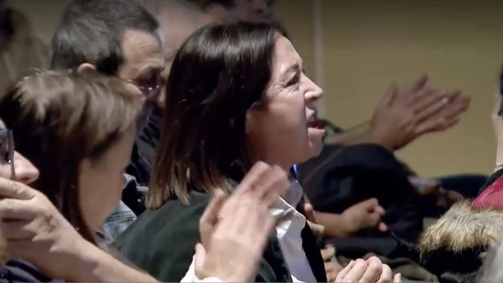 Een woedende bewoner van Aldaia schreeuwt haar frustratie eruit.