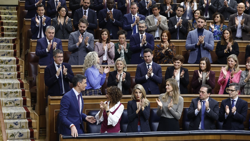 Applaus voor premier Sánchez als hij woensdag voor het eerst na een maand in het parlement verschijnt.