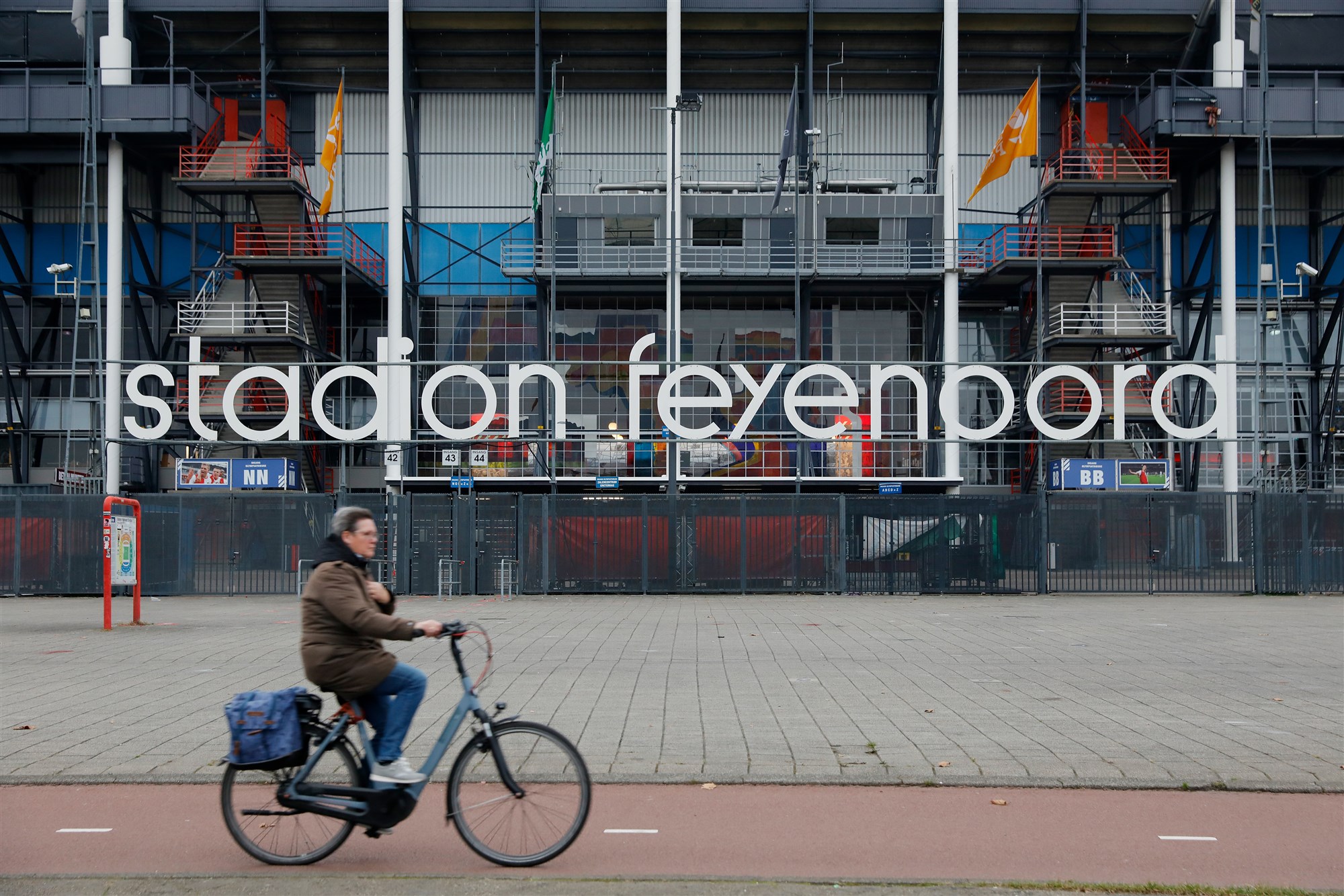BOOS: Feyenoord wilde aangifte zware mishandeling scheids door fans tegenhouden