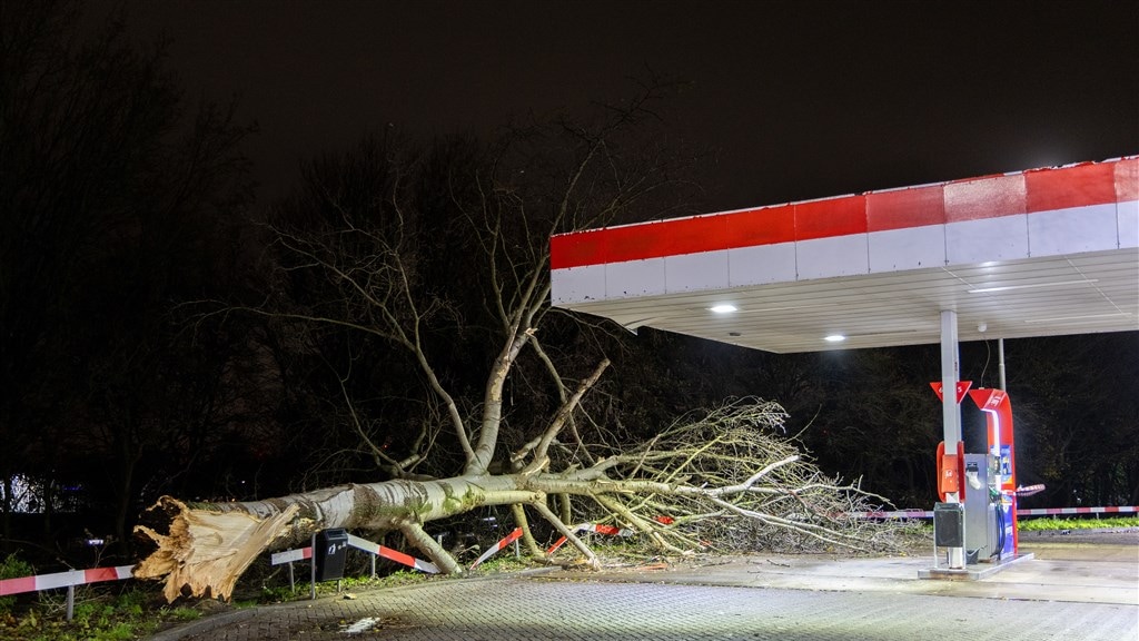 Een boom viel om bij een tankstation bij Vijfhuizen.