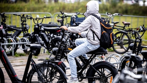 Scholen worstelen met opladen fietsaccu's: 'Het zijn brandgevaarlijke dingen'