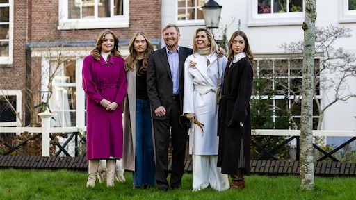 Oranjes verschijnen op bijzondere locatie voor winterfotosessie