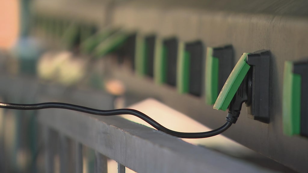 Een deel van de stalen overdekte fietsenstalling.