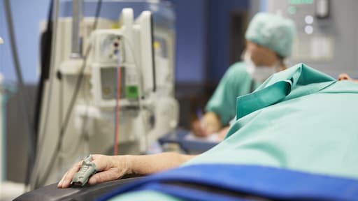 Anesthesioloog voorwaardelijk geschorst voor betasten patiëntes onder narcose