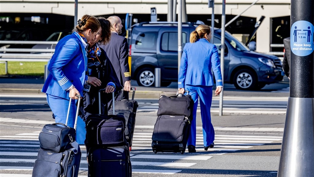 KLM wil beknibbelen op onkosten vliegend personeel: bier niet meer vergoed