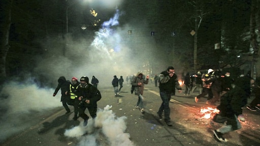 Politie grijpt hard in bij protesten tegen regering in Georgië