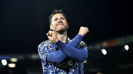 Ajax wint op karakter en dankzij spits Weghorst bij NEC