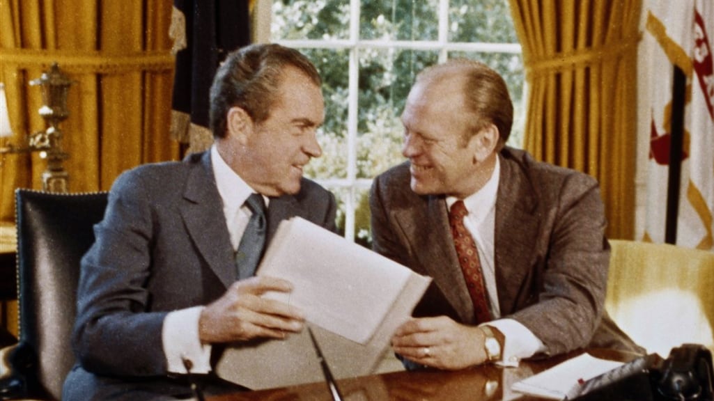 President Nixon (links) kreeg gratie verleend van zijn vice-president en opvolger Gerald Ford (rechts).