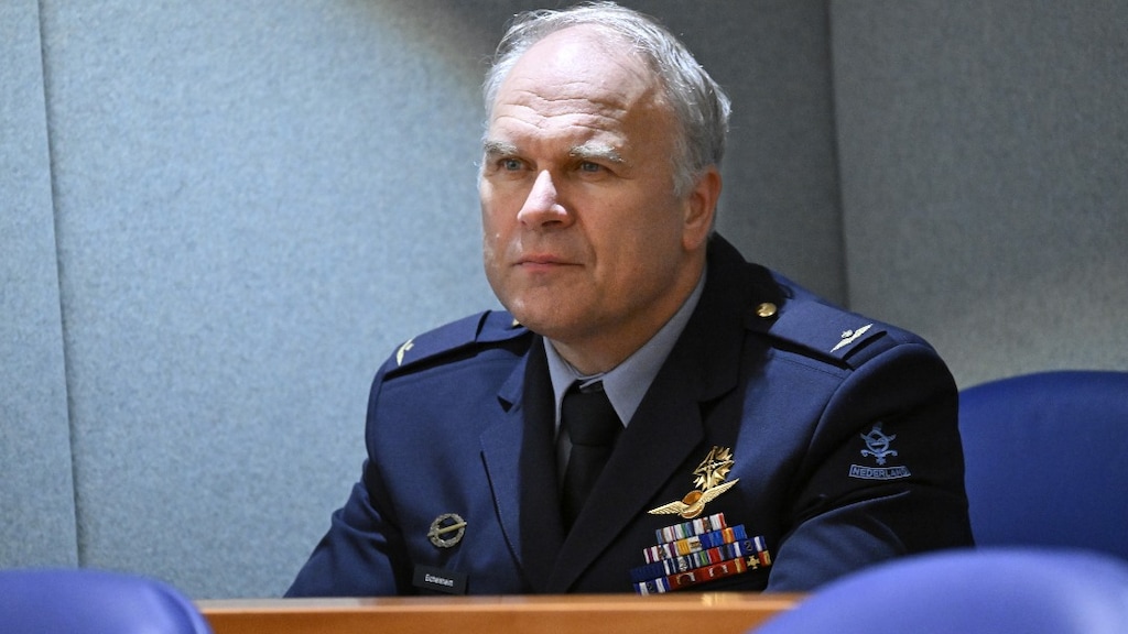 Commandant der Strijdkrachten Onno Eichelsheim heeft de verkenning 'reactivering opkomstplicht' onlangs in ontvangst genomen