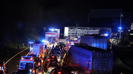 Trucker ramt 50 auto's op Duitse snelweg, komt pas na 60 km tot stilstand