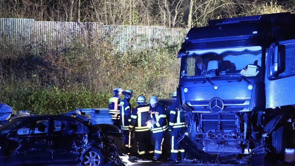 Brandweerlieden ter plekke bij het verkeersongeval.