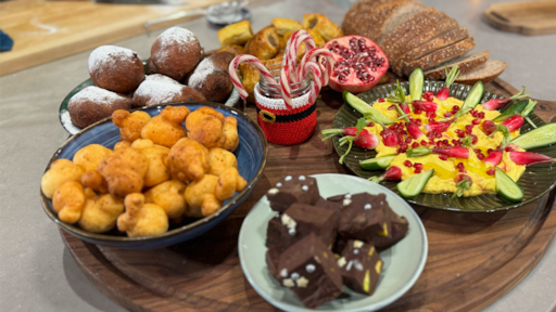 Feestelijke borrelhapjes: Indische saucijzenbroodjes, gefrituurde kaasballetjes en labneh met saffraan
