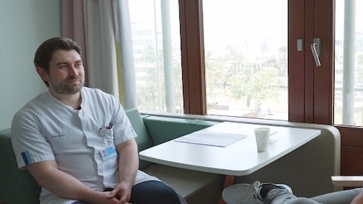 Hersenchirurg moet eigen collega opereren in Erasmus MC 24/7: 'We gaan ervoor'