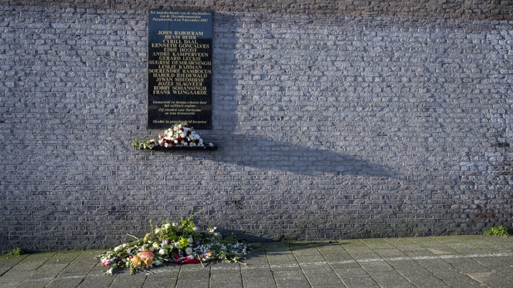 Bloemen bij het monument voor de Decembermoorden bij de Mozes en Aäronkerk aan het Waterlooplein in Amsterdam.