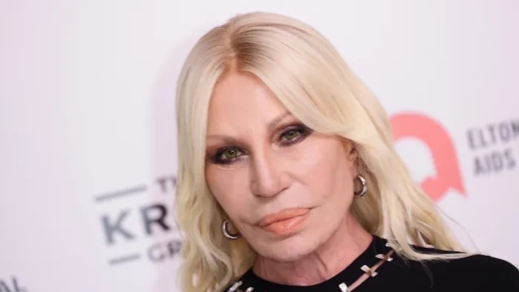 'Nieuw gezicht' Donatella Versace maakt online de tongen los