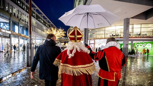 Grijze dag met regen en aan zee veel wind, gure pakjesavond