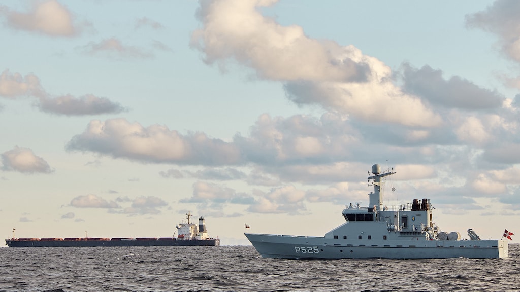 Een Deens marineschip houdt de wacht bij het Chinese vrachtschip