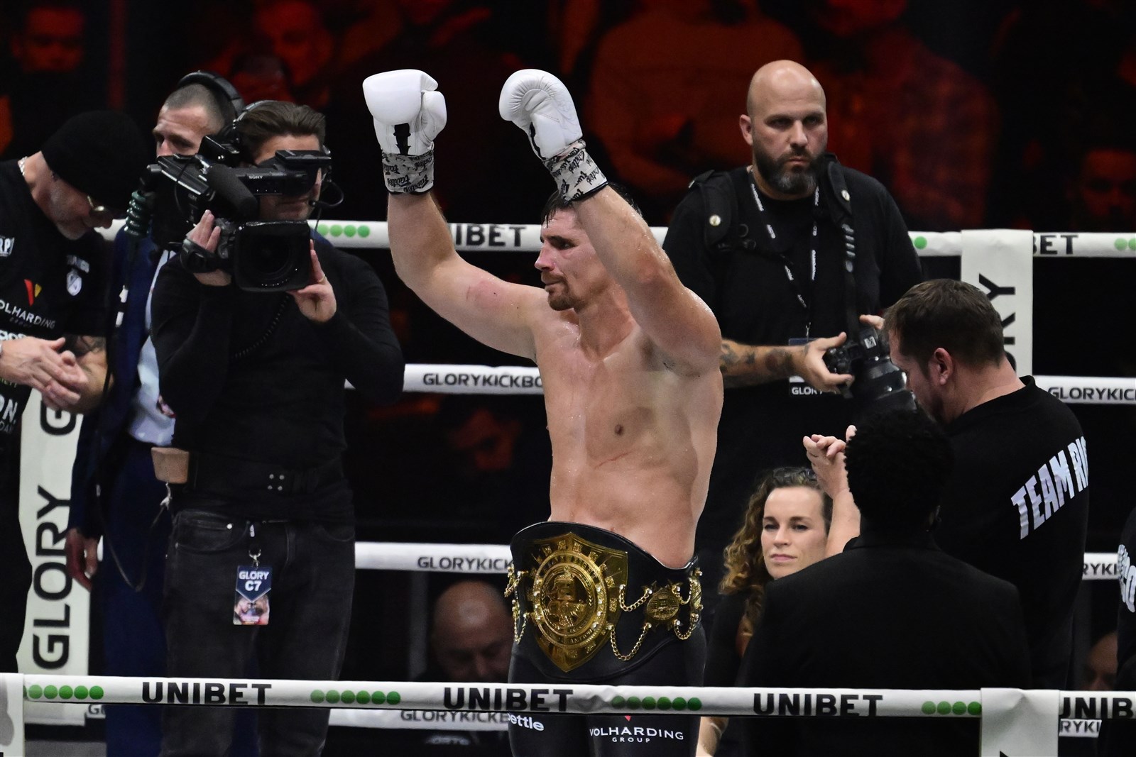 Kickbokser Rico Verhoeven verslaat Levi Rigters in strijd om wereldtitel