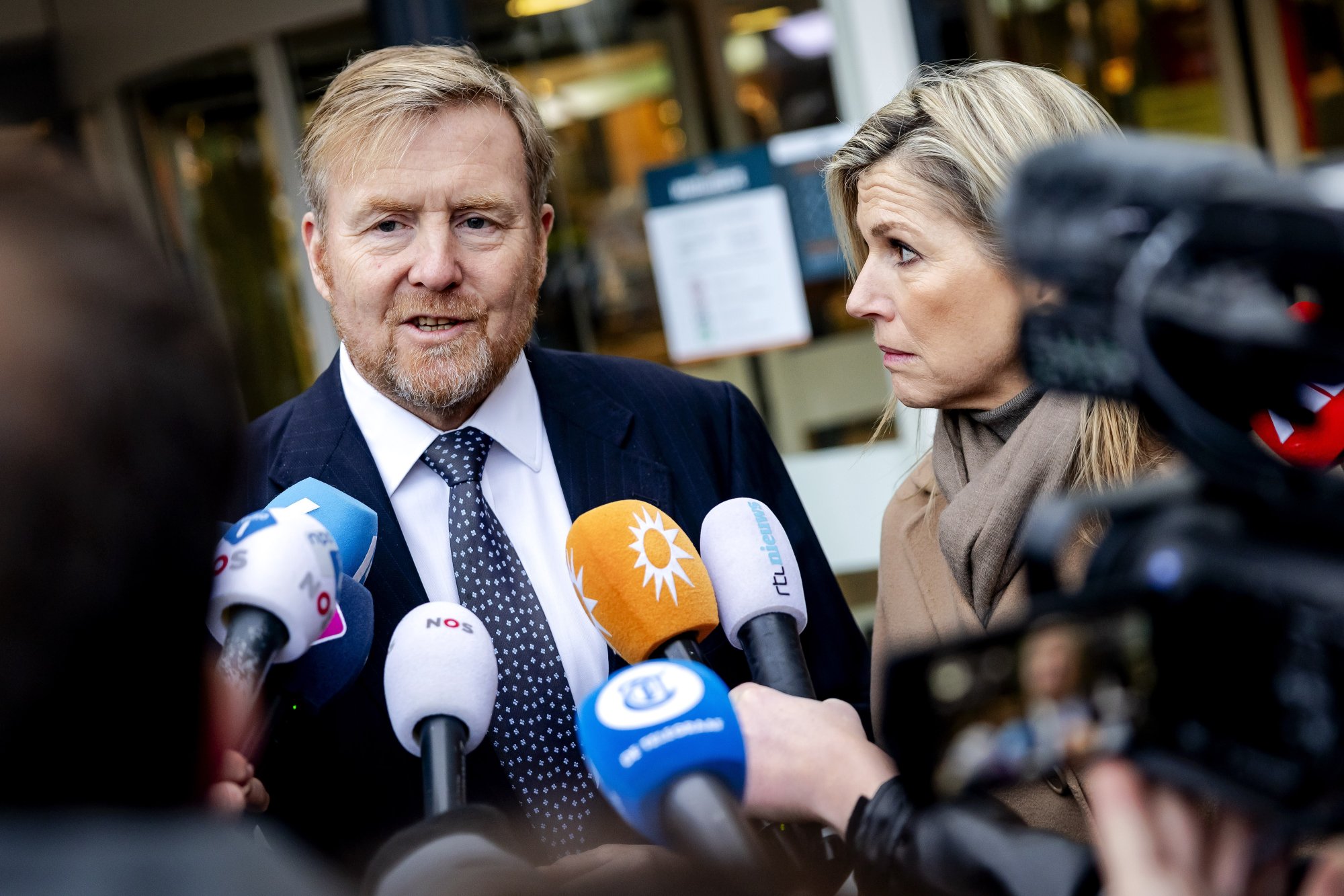 Koning%20Willem%20Alexander%20en%20koningin%20Maxima%20staan%20de%20pers%20te%20woord%20na%20een%20bezoek%20aan%20de%20rampplek%20aan%20de%20Tarwekamp..jpg