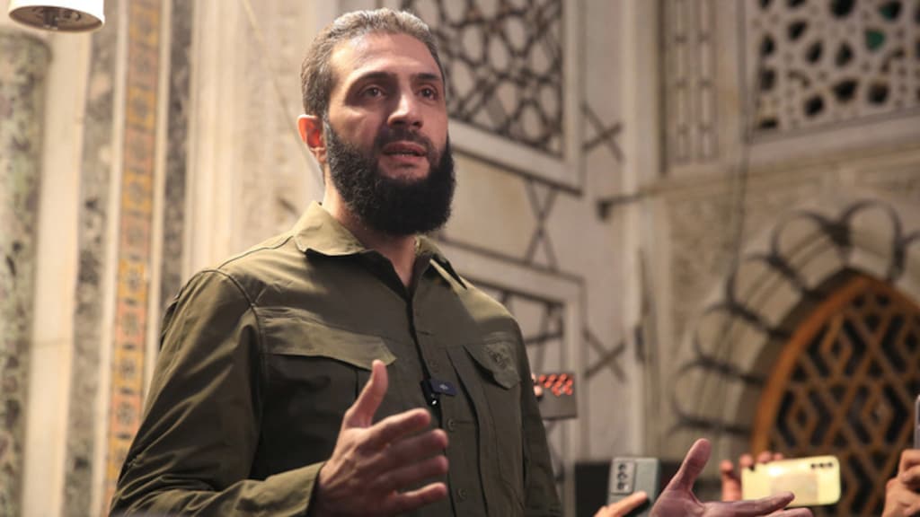Wie is Al-Jolani, de leider van de Syrische rebellengroep HTS, die het land veroverde?