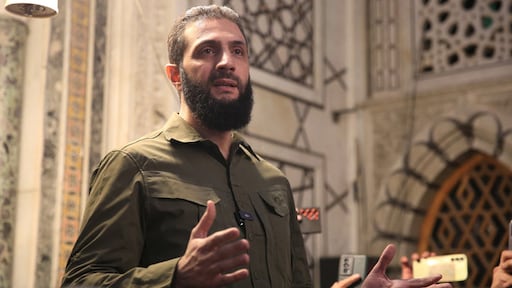 Wie is Al-Jolani, de leider van de Syrische rebellengroep HTS, die het land veroverde?