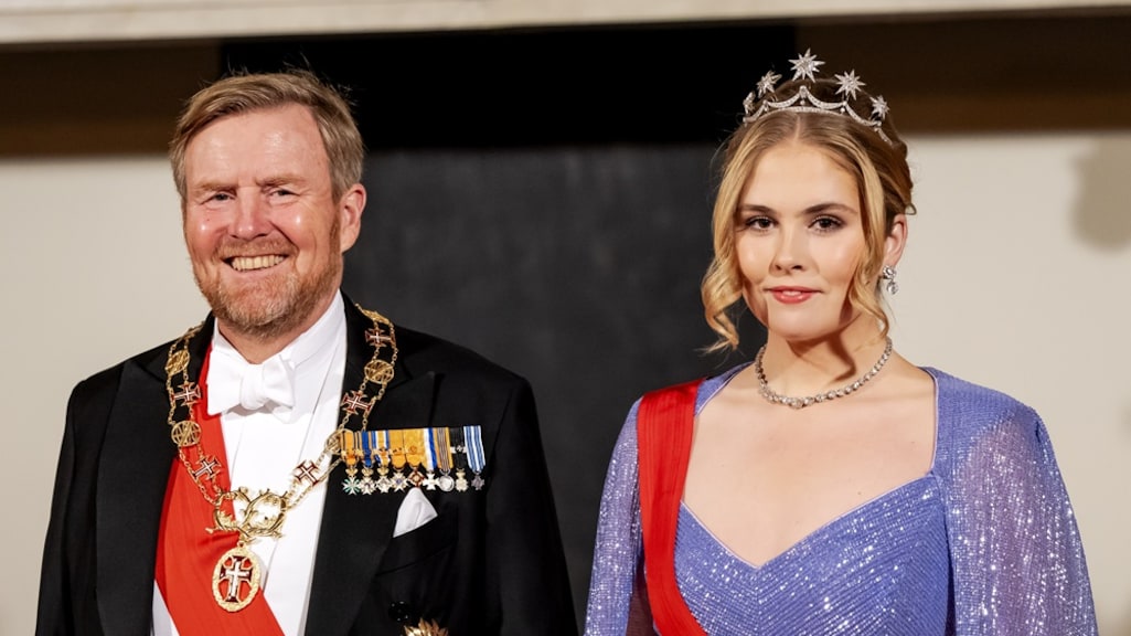 Prinses Amalia straalt in lila tijdens haar tweede staatsbanket