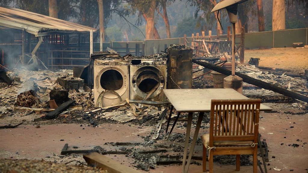 Overblijfselen van een afgebrand huis.