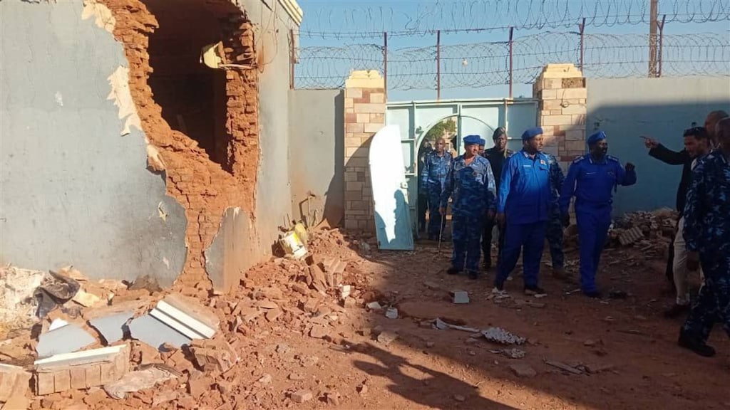 Soedanezen bekijken een gebouw na een aanval van de RSF op 10 december.