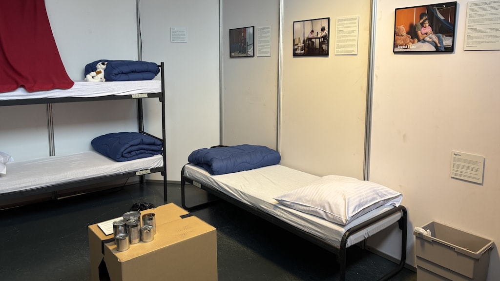 Een kijkje in een nagebouwd azc: 'Je hebt nul privacy, ik zou gek worden'