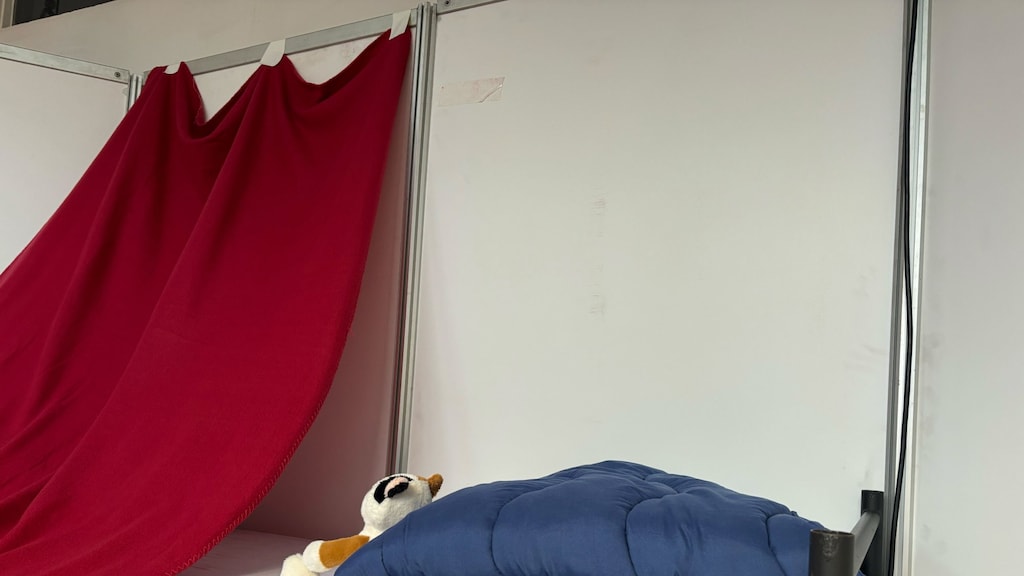 Een tentje gemaakt zodat een kindje geen last heeft van de verlichting in de noodopvang.