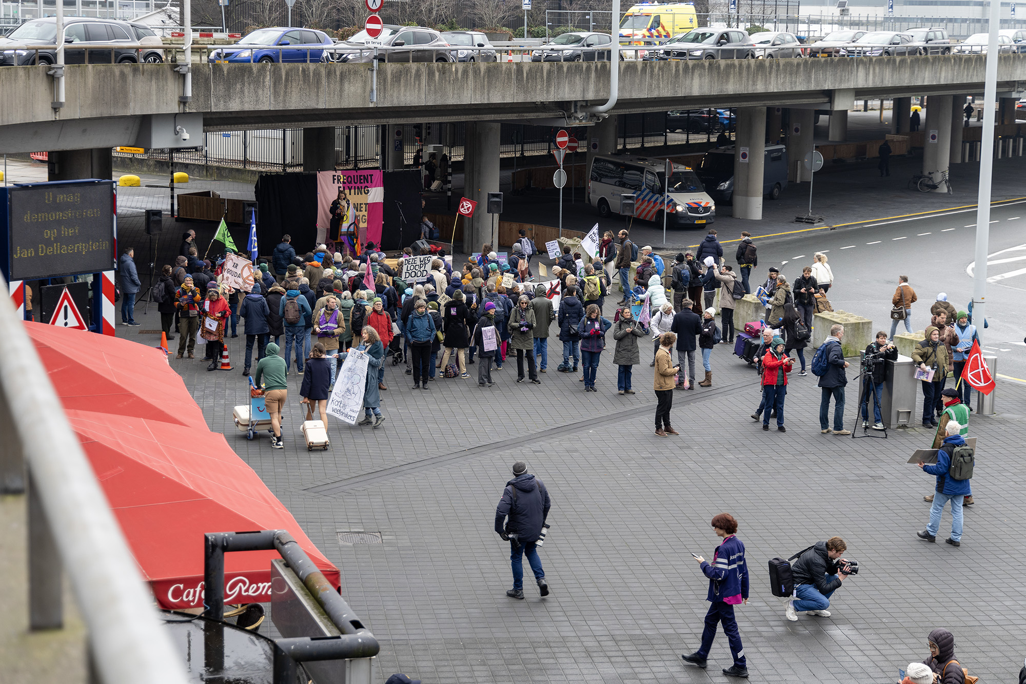 Demonstratie Extinction Rebellion achter paspoortcontrole Schiphol