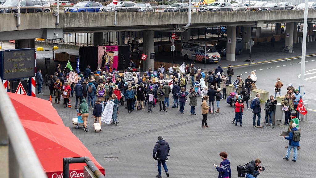 Demonstratie Extinction Rebellion achter paspoortcontrole Schiphol