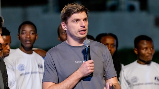 Max Verstappen krijgt in Rwanda zijn trofee en doet een taakstraf