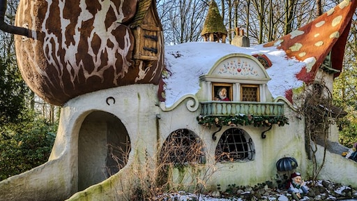 Pornofilm opgenomen in de Efteling, actrice wandelt door Sprookjesbos