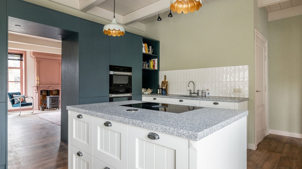 De woonkeuken met een doorkijkje naar de woonkamer