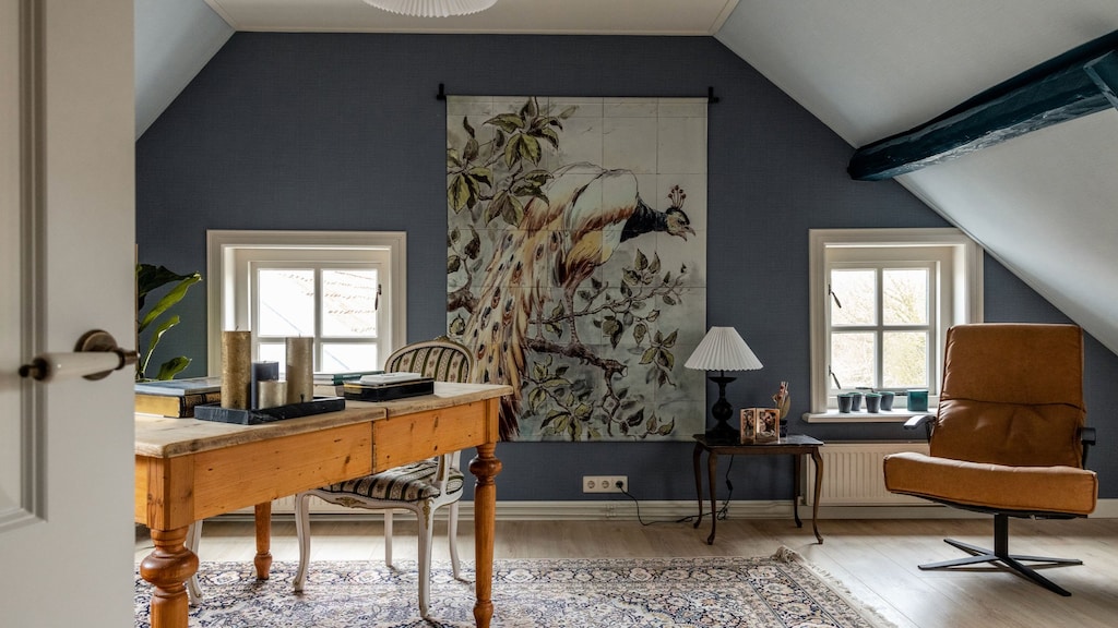 De ruime werkkamer op de eerste verdieping