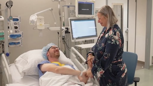 Man ondergaat risicovolle operatie voor zijn zieke vrouw in Erasmus MC 24/7: 'We hebben drie kindjes thuis zitten'