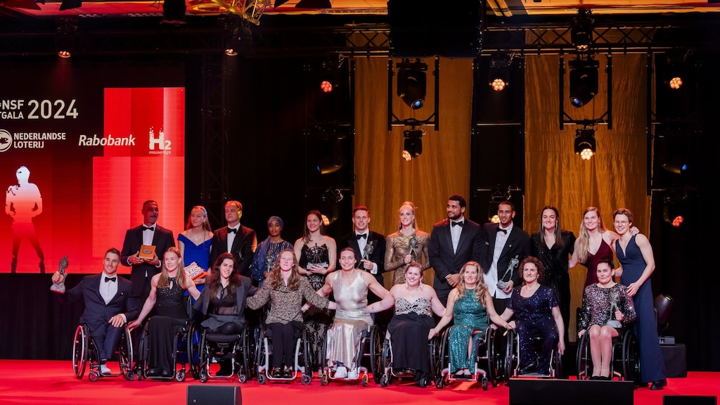 Alle winnaars op het podium.