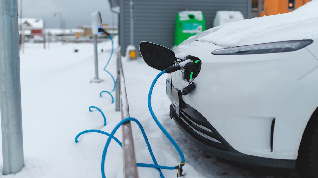 Zo voorkom je drukte bij de laadpaal richting de wintersport