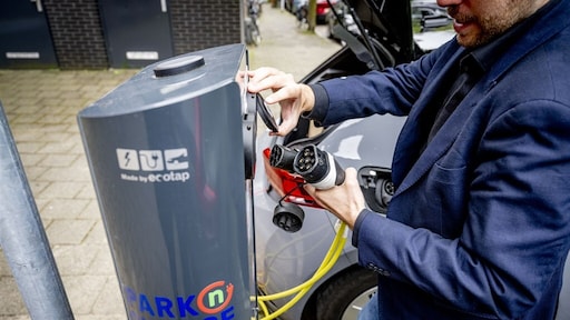 Opladen auto wordt volgend jaar duurder door energiebelasting